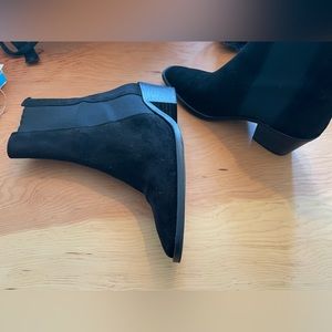 L'intervalle Suede Booties